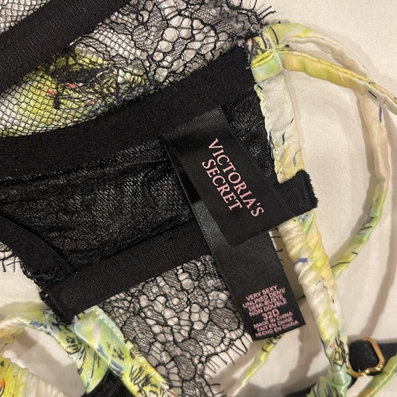 Victoria’s Secret Very Sexy Satin Lace Bra - Picture 3 of 5